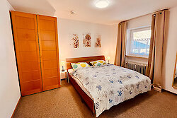 Schlafzimmer mit Doppelbett - Ferienwohnung Gartenblick